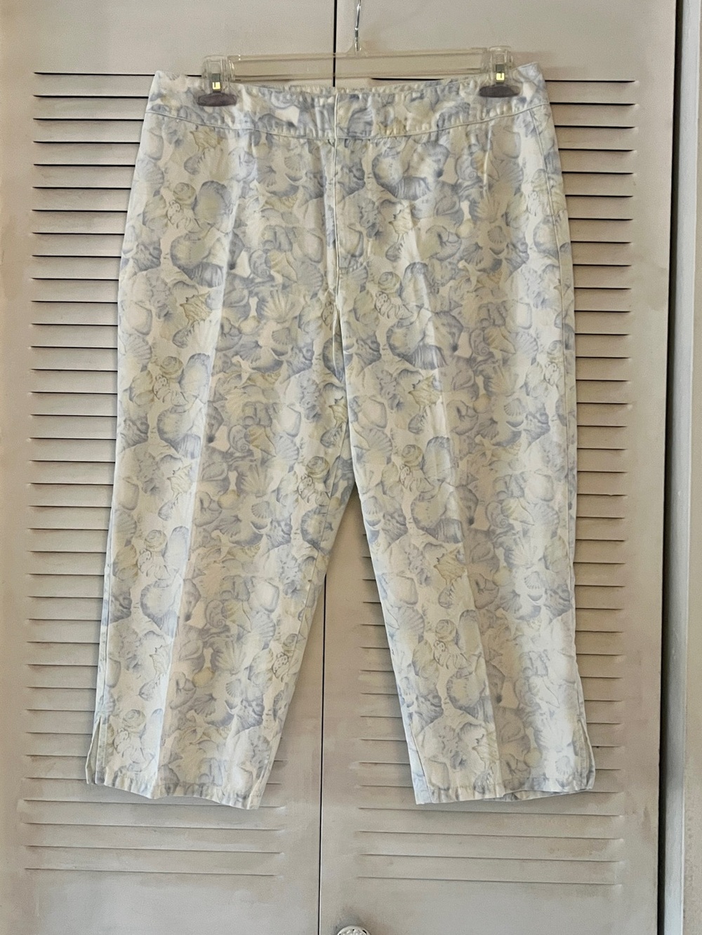 Liz Claiborne Light Blue and White Floral Capri Pants